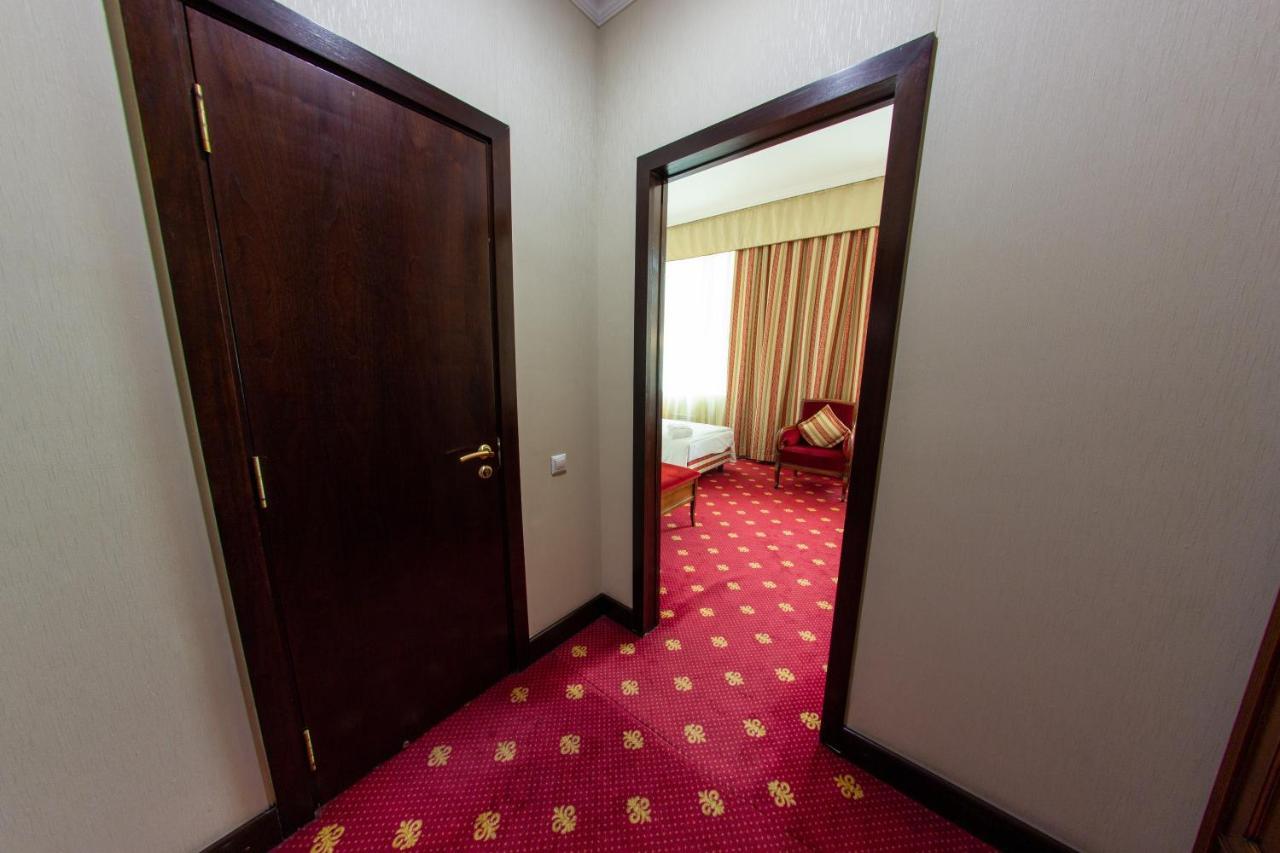 Grand Tien Shan Hotel Almaty Exterior foto