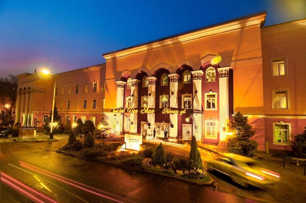 Grand Tien Shan Hotel Almaty Exterior foto