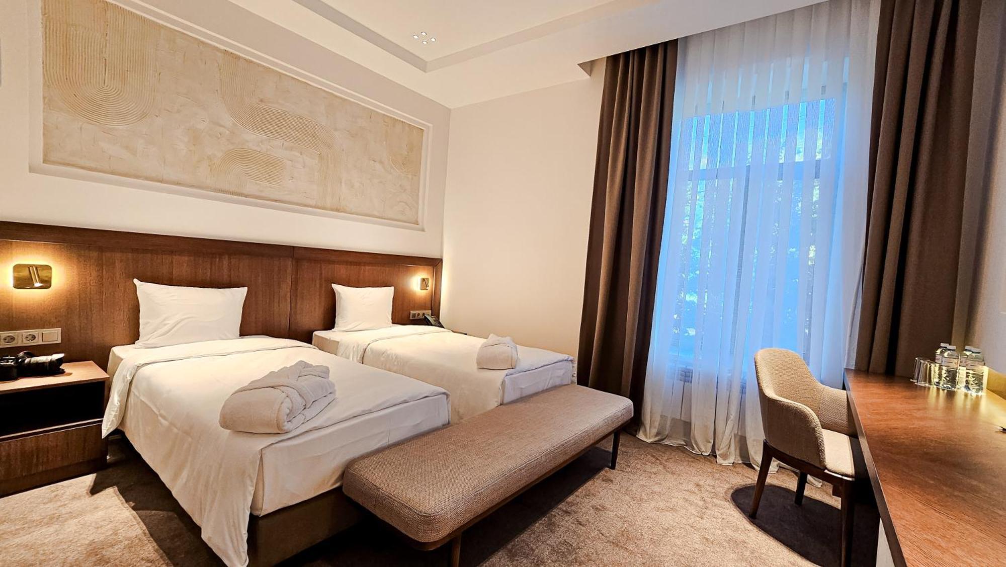 Grand Tien Shan Hotel Almaty Exterior foto