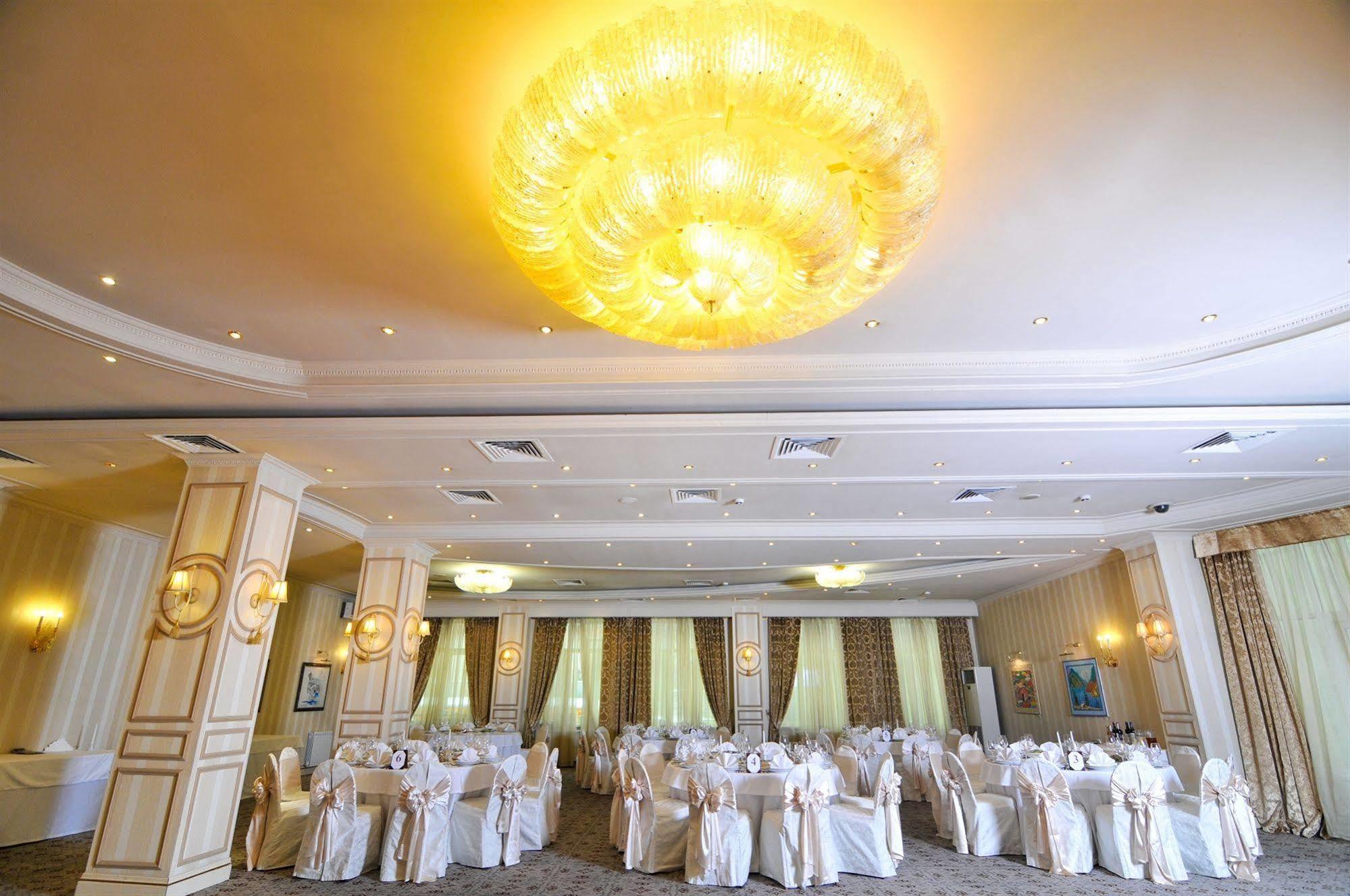 Grand Tien Shan Hotel Almaty Restaurant foto